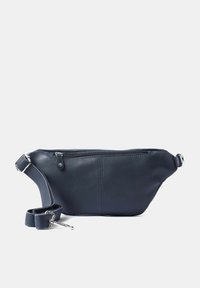 Borsa a tracolla in pelle blu navy con finitura testurizzata, scomparto con zip, tracolla regolabile e dettagli in metallo argentato.