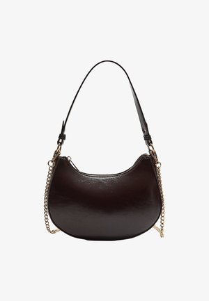 Sac à main en cuir noir avec une forme arrondie, chaîne et bandoulière en cuir. Il dispose d'une fermeture zippée et d'une finition brillante. Design compact et structuré.