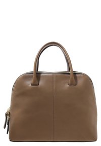 Brun läderhandväska med en strukturerad form, dubbla handtag upptill och dragkedjestängning. Har subtila sömmar och en slät textur.