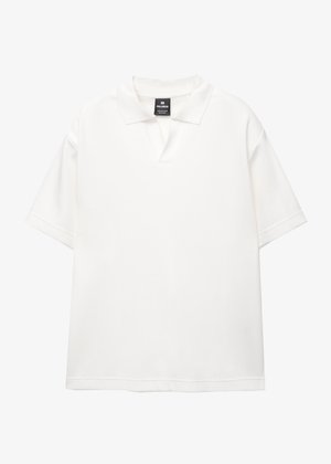 Fehér, rövid ujjú polo ing sima anyagból, klasszikus gallérral, félig gombos kivágással és laza fazonnal.