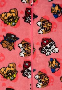 Tessuto rosa con volti di cuccioli di cartone animato colorati che indossano cappelli, circondati da piccole forme a cuore, e una cerniera centrale rosa.