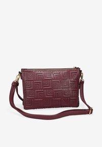 Bolso de piel burdeos tipo bandolera con patrón geométrico en relieve, cierre de cremallera y strap desmontable. Textura suave con herrajes en tono dorado.