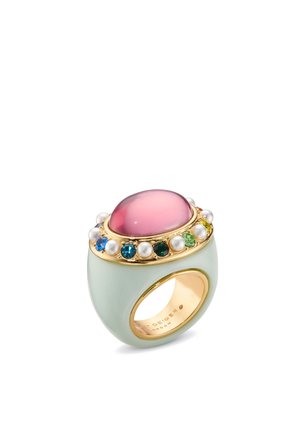 Pierścień z akcentami ze złota z dużym różowym kamieniem szlachetnym, otoczony perłami i kolorowymi kamieniami, osadzony na miętowej opasce.