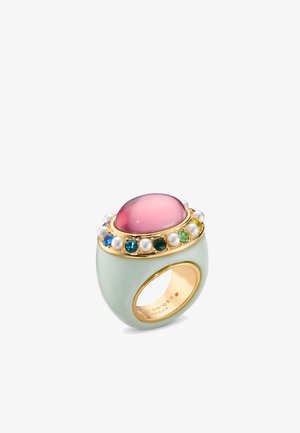 Bague ornée d'accents dorés avec une grande pierre précieuse rose, entourée de perles et de pierres colorées, montée sur un anneau vert menthe.
