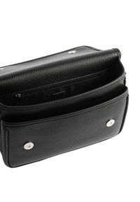 Czarna skórzana torebka o teksturowanym wykończeniu, z dwoma przegrodami i srebrnymi zatrzaskami, prezentująca minimalistyczny design.