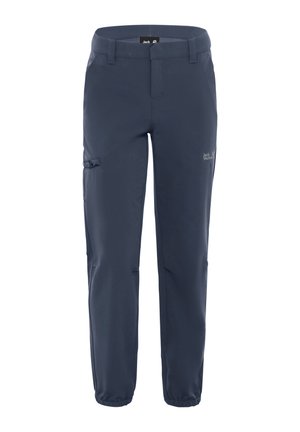 Enfant portant un pantalon d'extérieur bleu marine et des chaussures de randonnée bleues, debout avec les mains détendues le long du corps.