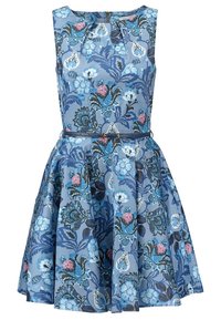 Blå blommig klänning med en figurnära överkropp, utsvängd kjol och insvängd midja, prydd med rosa och mörkblå blommönster samt veckade detaljer.