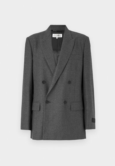 Blazer grigio doppiopetto in un tessuto testurizzato. Presenta rever a punta, due tasche anteriori e bottoni neri come accenti. Interno foderato.