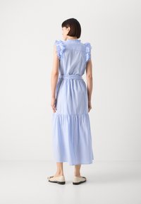 Hellblau gestreiftes Maxikleid mit Rüschensäumen, einem taillierten Bund und Design mit geschichteten Röcken. Glatte, leichte Stoffqualität.
