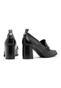 Scarpe in pelle nera con tacco a blocco e punta tonda, dotate di un dettaglio decorativo intrecciato e di un piccolo bottone con logo sul retro.