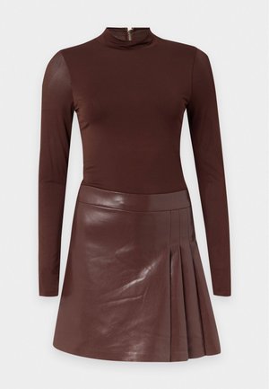 Alice + Olivia, CHARA PLEATED DRESS - Robe de jour - dark chocolate