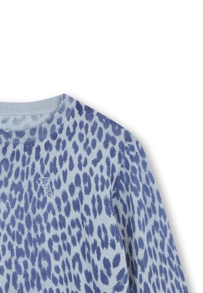 Pull en bleu clair avec un motif léopard dans différentes nuances de bleu. Encolure ronde avec des accents côtelés. Texture douce.