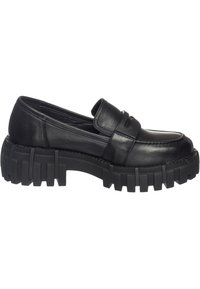 Mocassin en cuir noir avec une semelle en caoutchouc épaisse et striée. Présente une finition lisse, un bout arrondi et des coutures décoratives sur le dessus.