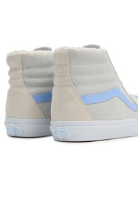 Höga sneakers i beige och ljusgrå mocka med blå accenter. Funktioner inkluderar vit söm och en gummisula med logodetalj.