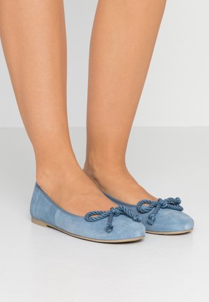 Blauwe suède balletschoenen met ronde neus, decoratieve geknoopte strik aan de voorkant en een platte rubberen zool.