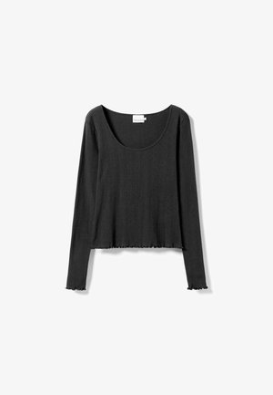 Černý dlouhý rukáv top s ribbovanou texturou, kulatým výstřihem a zkrácenou délkou. Lem má neupravovaný, třepící se okraj pro detail.