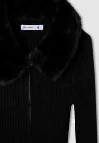 Czarna, prążkowana, dzianinowa kurtka z miękkim, puszystym futrzanym kołnierzem i zamkiem błyskawicznym z przodu, oznaczona jako rozmiar S od marki Terranova.