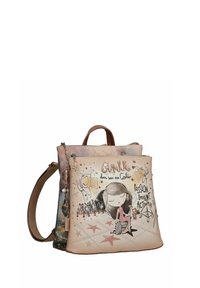 Mehrfarbiger Rucksack aus Kunstleder mit einer grafischen Illustration, silbernen Akzenten und gesteppter Naht mit Sternmustern.