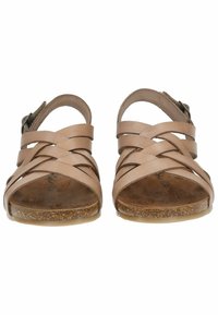 Tanskleurige leren sandalen met kruisschoenen, open teen en achterkant hielband. Voorzien van een textuur voetbed en een lage, flexibele zool.