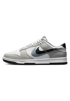 Tenisky Nike Dunk Low s šedým koženým svrškem, bílým špičkou a černými akcenty. Texturovaná podešev s malovaným designem swoosh.