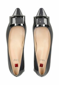 Černé lakované kožené high-heeled boty s špičatou špičkou, které mají na přední části čtvercový lakovaný detail a tělový interiér.