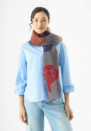 Mehrfarbiger Schal mit abstrakten Mustern in Rot, Grau und Blau. Hergestellt aus einem weichen, strukturierten Stoff, mit fransigen Kanten.
