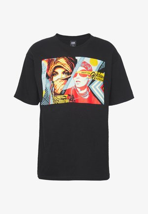 Sort bomuld T-shirt med et farverigt grafisk print med to figurer, geometriske mønstre og tekst, herunder "Nyd den gyldne fremtid."