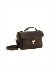 Borsa in pelle marrone con superficie testurizzata, manico superiore e tracolla regolabile. Presenta dettagli in metallo dorato e chiusura a patta.