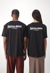 Tommy Jeans FLAG TEE UNISEX - Camiseta estampada - black