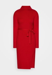 Robe tricot rouge avec un col montant, des manches longues, une ceinture à nouer à la taille et une fente sur le côté pour un détail supplémentaire. Texture lisse et design ajusté.