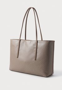 Beige sünteetilisest materjalist käekott, millel on geomeetriline muster, kahte pikka käepidet ja struktureeritud ristkülikukujuline kuju.