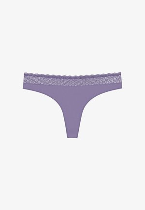 Fioletowe stringi z koronkową lamówką na pasku, gładkim materiałem i minimalistycznym wzornictwem. Bez dodatkowych wzorów ani ozdób.