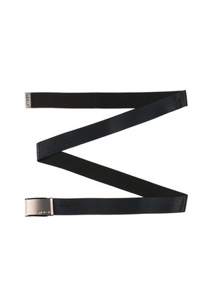 Zwarte stoffen riem met een zilverkleurige rechthoekige gesp en metalen punt, in een zigzagvorm gelegd op een witte achtergrond.