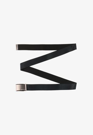Zwarte stoffen riem met een zilverkleurige rechthoekige gesp en metalen punt, in een zigzagvorm gelegd op een witte achtergrond.