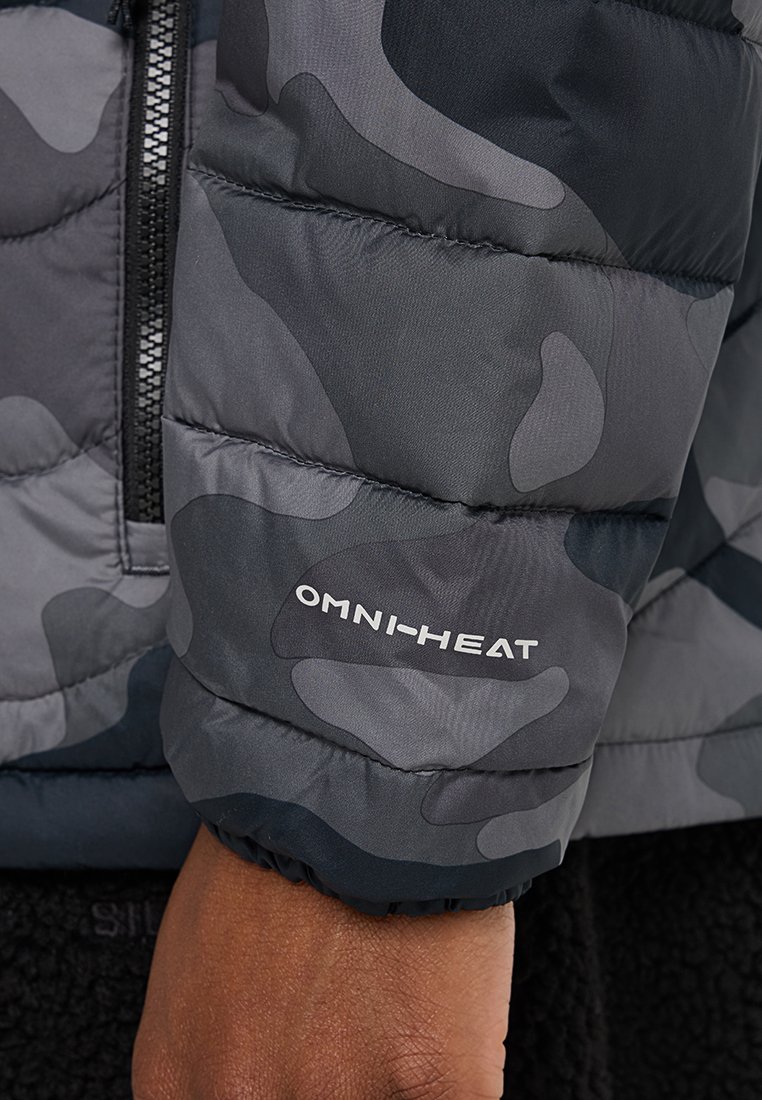 Chaqueta de plumas camuflada con un esquema de colores en gris oscuro y negro, que presenta un tejido acolchado y una etiqueta "OMNI-HEAT" en la manga.