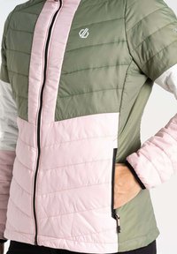 Gepolsterte Jacke mit einem Farbblockdesign in Olivgrün und sanftem Pink. Gestepptes Muster, Reißverschluss vorne und Seitentaschen. Glatte Textur.