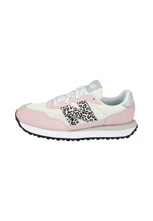 Zapatilla deportiva de color rosa claro y blanco con tejido de malla, cordones blancos, parche con logo de estampado de leopardo, detalles en gris y suela negra con dibujo.
