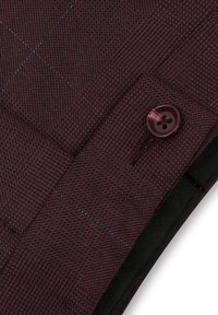 Bordowy materiał z teksturowanym wzorem kraty. Zawiera jeden bordowy guzik z otworem i detalami ściegów wzdłuż krawędzi.