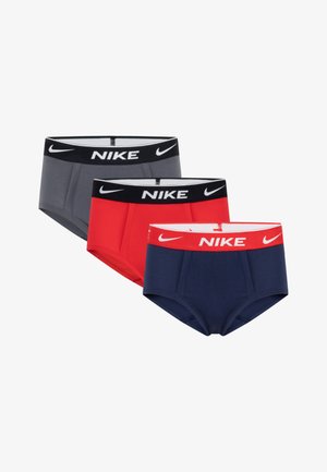 Tri para Nike boxer hlačic v sivi, rdeči in mornarsko modri barvi. Vsak par ima kontrastni črni ali rdeč elastični pas z logotipom Nike.