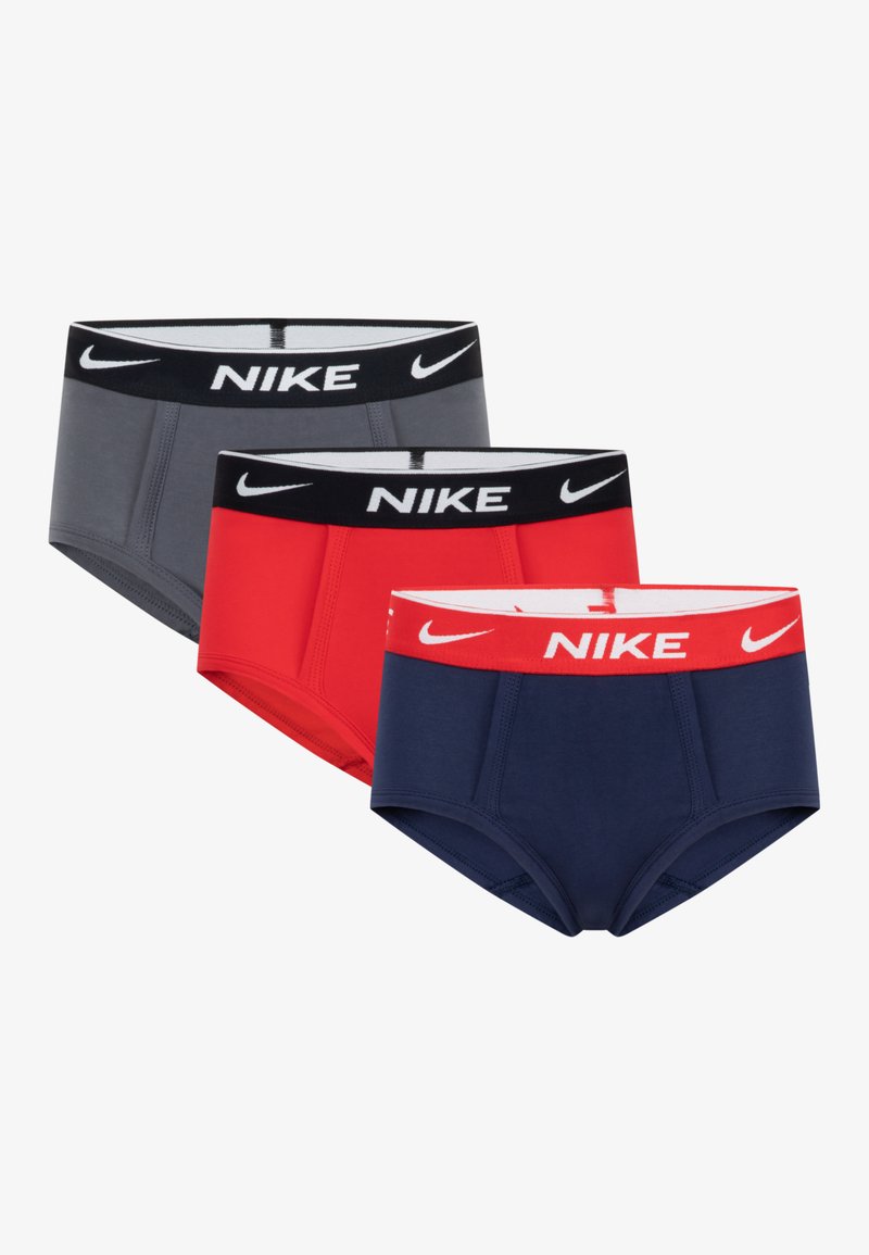 Tri páry pánskych boxeriek Nike v sivej, červenej a námorníckej modrej farbe. Každé sú vybavené kontrastným elastickým pásom v čiernej alebo červenej farbe s logom Nike.