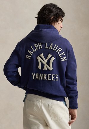 Tmavomodrá mikina s kapucňou s výšivkou "RALPH LAUREN" a "YANKEES" v bielej farbe, s predným vreckom typu klokan a veľkou kapucňou.