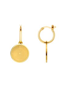 Goldene Creolen mit einem kreisförmigen Anhänger im Kompassdesign, eingravierten Details und einer glatten, polierten Oberfläche.