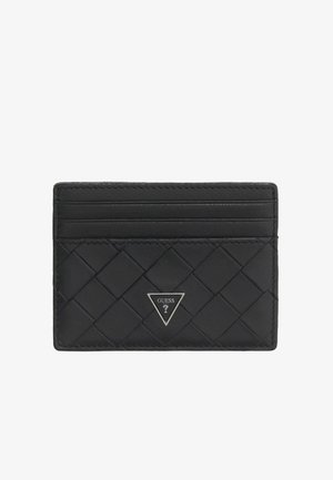 Portacarte in pelle nera con motivo trapuntato, tre scomparti per carte e logo Guess triangolare argentato al centro.
