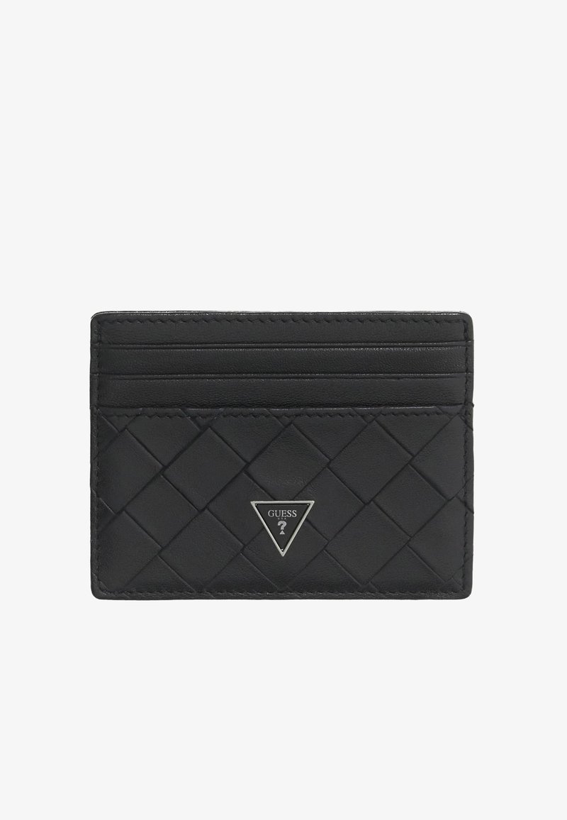 Porte-cartes en cuir noir avec motif matelassé, trois emplacements pour cartes et un logo Guess triangulaire argenté au centre.