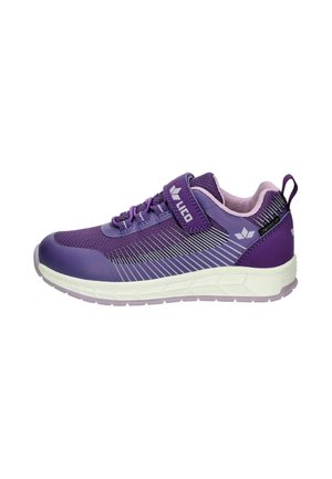 Lila Sportschuh mit weißer Sohle, Mesh- und synthetischem Obermaterial, verstellbarem Riemen und Zuglasche an der Ferse.