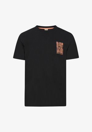 Schwarzes Baumwoll-T-Shirt mit Rundhalsausschnitt; zeigt ein kleines, orangefarbenes, gemustertes Grafikdesign auf der linken Brustseite. Kurze Ärmel, normale Passform.