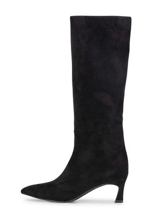 Zwarte suède kniehoge laarzen met een puntige neus en een slanke hak. Gladde textuur met een strakke pasvorm, die eenvoud en elegantie benadrukt.