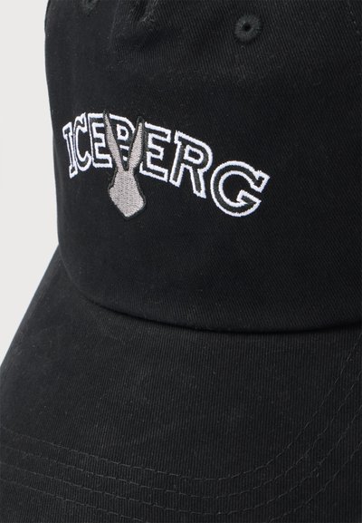 Casquette de baseball noire avec texte blanc brodé "ICEBERG" et un logo lapin stylisé gris et noir remplaçant la lettre "B".