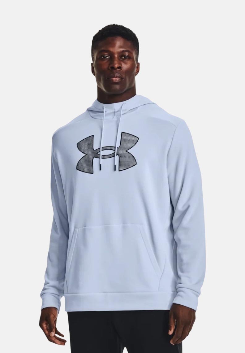 Sweatshirt à capuche bleu clair en tissu doux, arborant un grand logo noir Under Armour sur le devant et une poche kangourou.