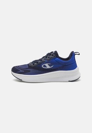 Marineblaue Sportschuhe mit strukturiertem Obermaterial, weißer Zwischensohle und einem auffälligen Logo. Verfügt über einen Zugring und ein rundes Design der Zehenpartie.